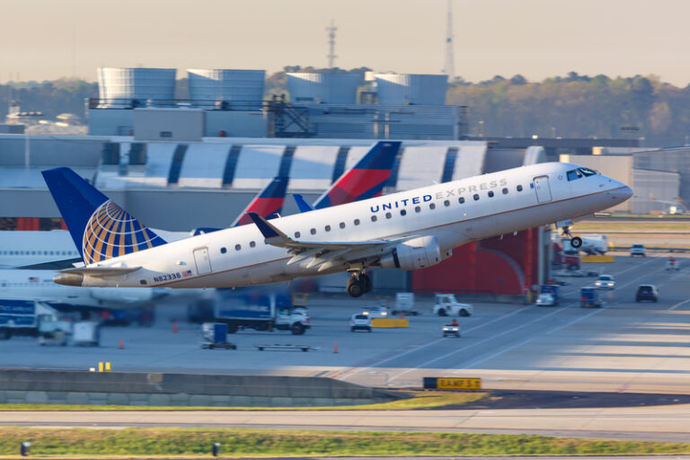 United Express Embraer 175