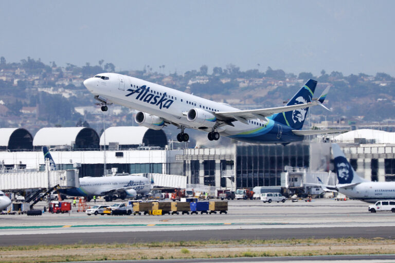 Alaska Airlines Boeing 737