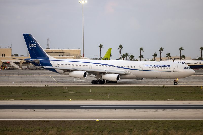Universal Sky Carrier Airbus A340-313