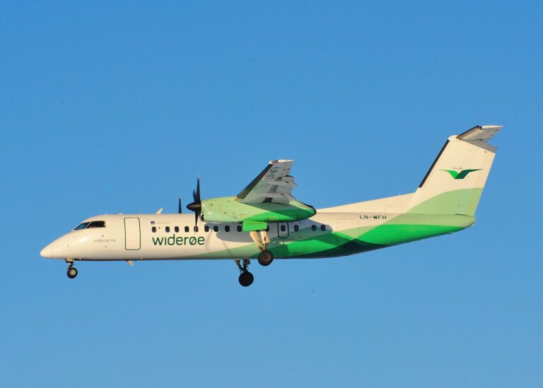 Widerøe Adds Four Dash 8-100s to Life Extension Program